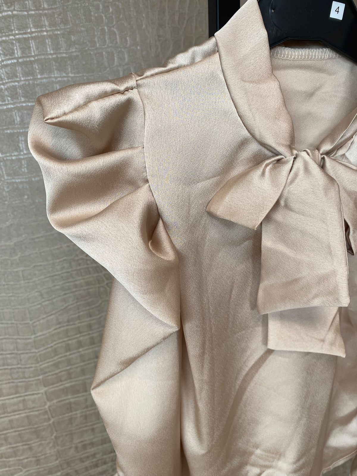 Elegante satijne Blouse met Strik